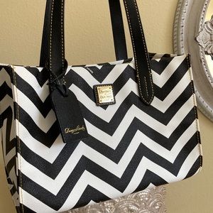 NWOT Dooney & Bourke black and white bag